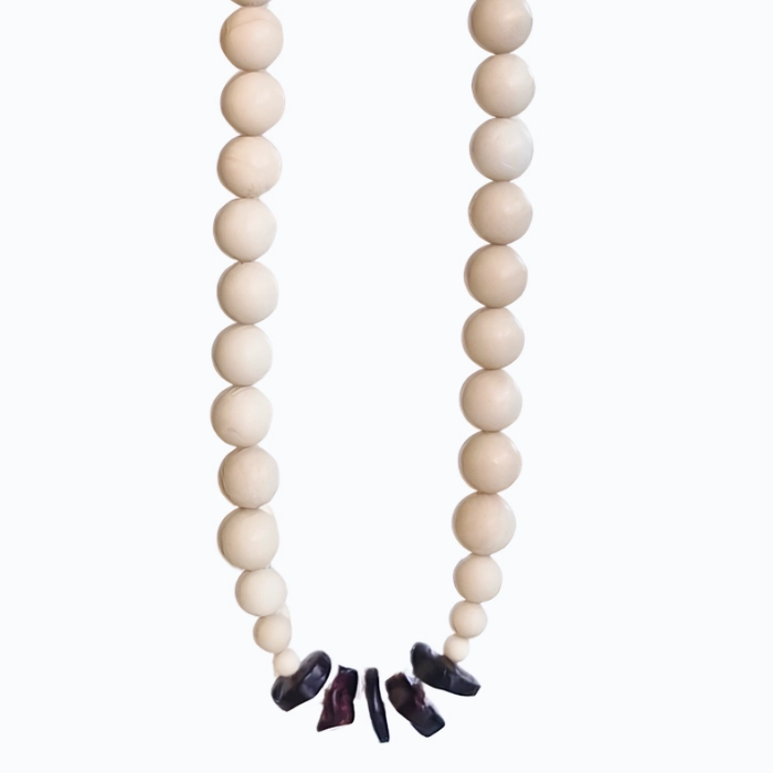 Krótki naszyjnik z kamieni rzecznych i bursztynu bałtyckiego.png