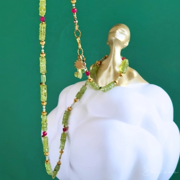 Długi naszyjnik na nitce z oliwinów