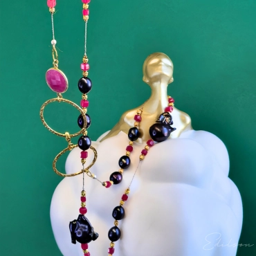 Naszyjnik z z czarnymi perłami barokowymi i rubinami